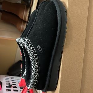 Black Ugg Slippers, Women’s Size 5, New with Box